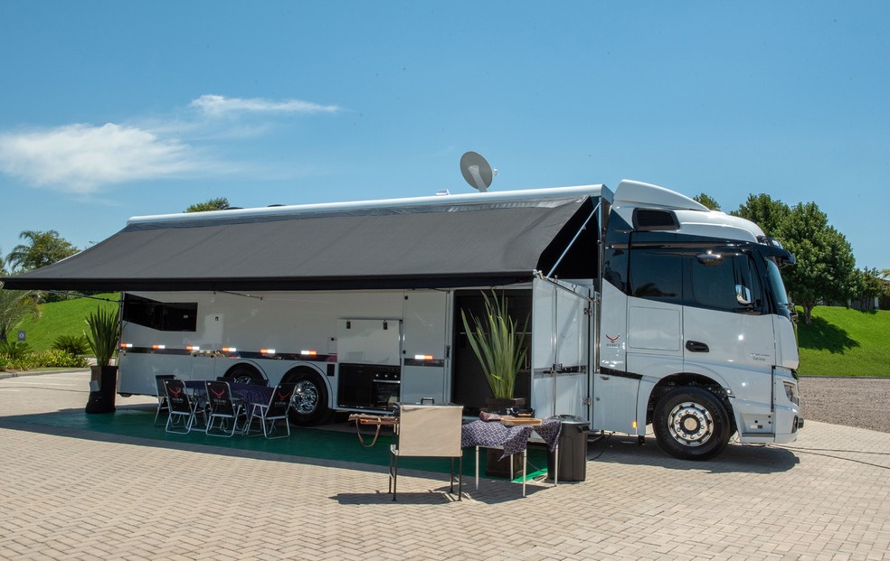 Motorhome intermediário tem 20m² de área útil — Foto: Divulgação/Mercedes-Benz