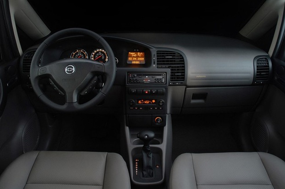 Zafira Elite trazia itens como ar-condicionado digital e airbags laterais (Foto: Divulgação) — Foto: Auto Esporte