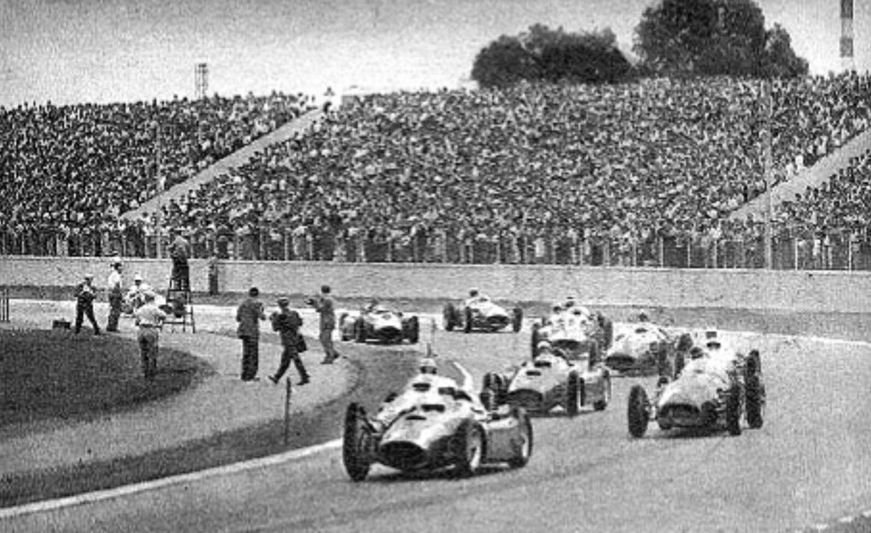 Primeira etapa de 1956 foi o GP da Argentina, que teve vitória dividida entre Luigi Musso e Juan Manuel Fangio, pilotos da Ferrari — Foto: Reprodução/f1templo.com