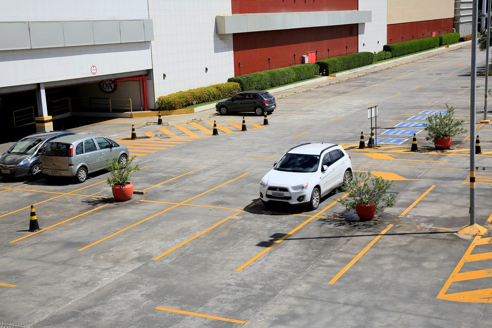 Se possível, deixe o carro em estacionamentos ou locais que sejam monitorados por câmeras — Foto: Getty Images