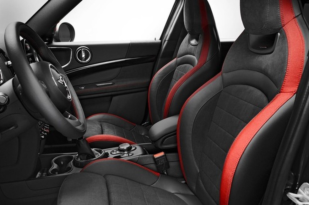 Bancos envolventes e revestimento acamurçado em Alcantara diferenciam o JCW (Foto: Divulgação) — Foto: Auto Esporte