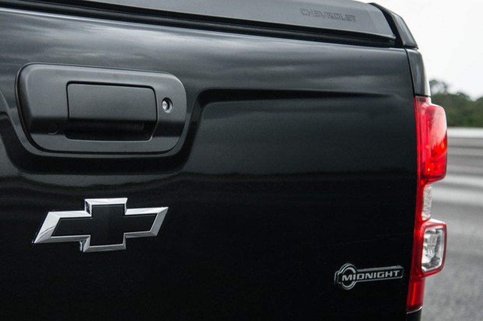 Exterior tem escudos pretos e emblemas da versão (Foto: Divulgação) — Foto: Auto Esporte