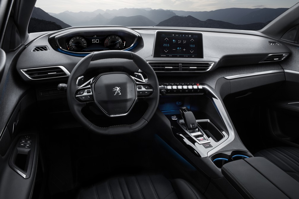 Interior do Peugeot 3008 tem os comandos voltados para o motorista — Foto: Divulgação