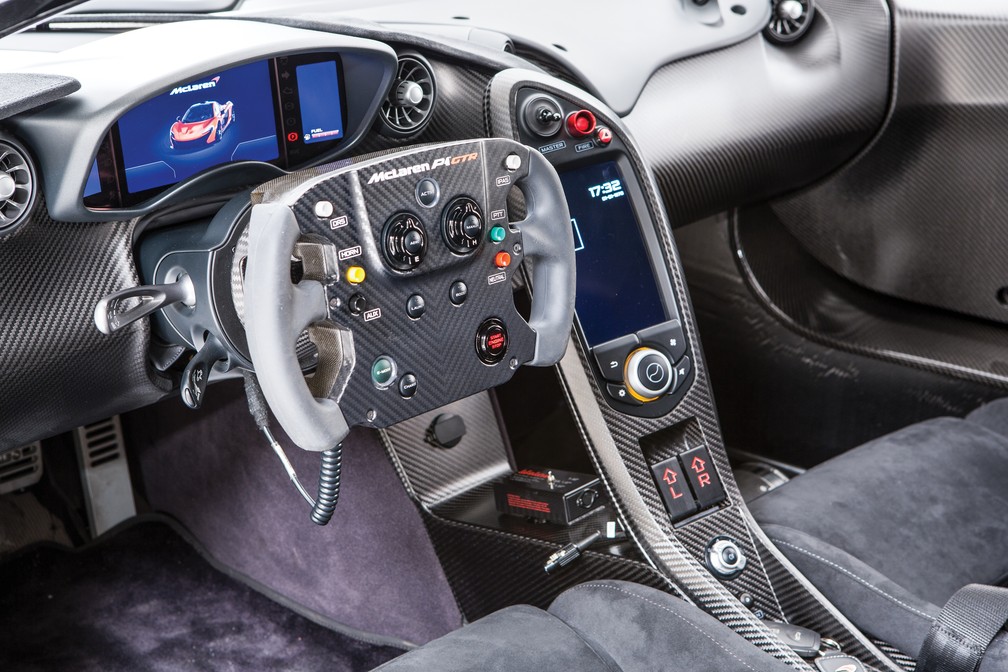 Interior do McLaren P1 GTR — Foto: Simon Clay/RM Sotheby's