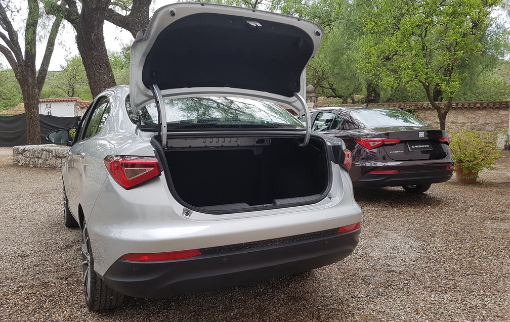 Fiat Cronos tem porta-malas de 525 litros, com bom ângulo de abertura — Foto: Peter Fussy/G1