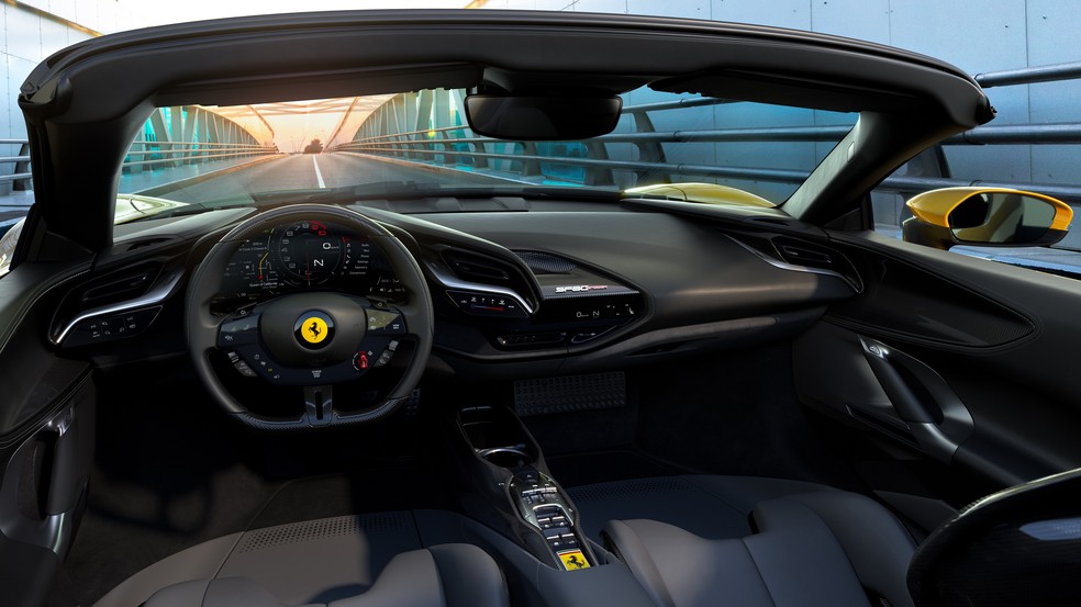 O interior dos novos modelos da Ferrari deixam o analógico de lado e vão com tudo para digital — Foto: Divulgação
