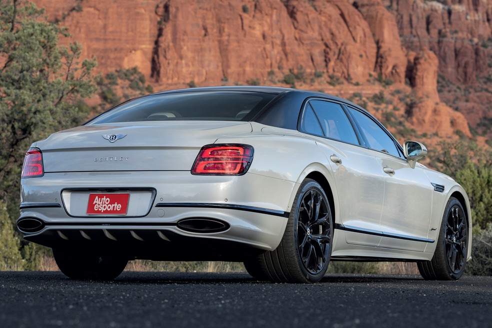 Bentley Flying Spur Speed PHEV faz 0 a 100 km/h em 3,6 segundos  — Foto: Divulgação