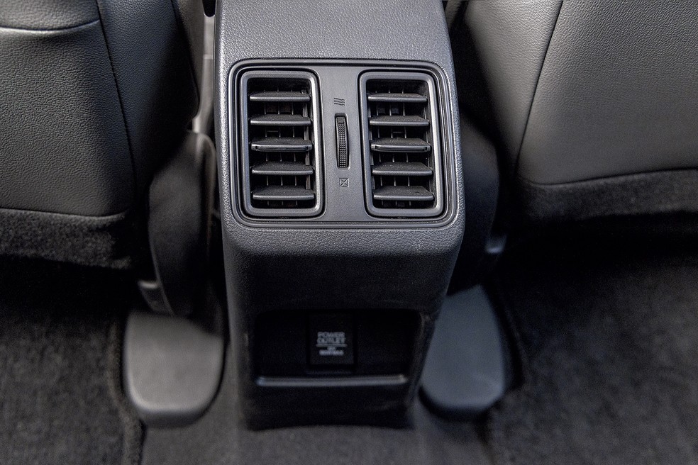 Passageiros do banco traseiro dispõem de saídas de ar-condicionado e uma tomada 12V, mas nenhuma entrada USB — Foto: Renato Durães/Auto News Brasil