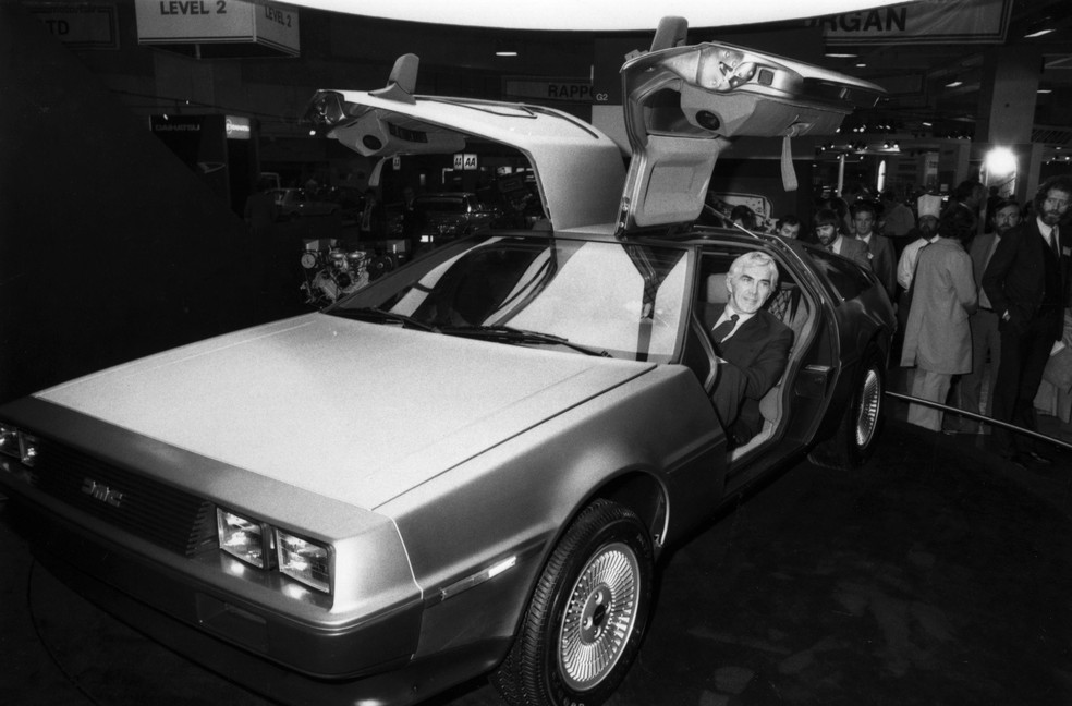 John DeLorean no emblemático DMC-12, máquina do tempo da trilogia "De Volta Para o Futuro" — Foto: Getty