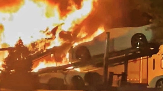 Vídeo: caminhão pega fogo com 10 Corvette e prejuízo pode chegar a R$ 5 milhões