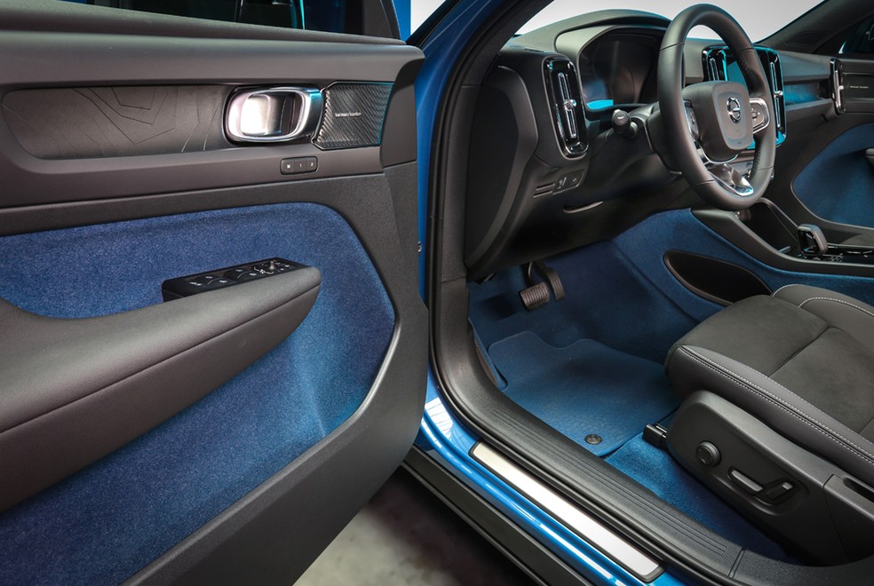 Carpete azul e ausência de couro são destaques positivos no Volvo C40 — Foto: Divulgação