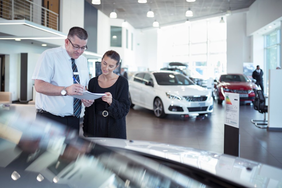 Quando um carro é vendido com bônus, fabricante e concessionária arcam com a diferença  — Foto: Getty Images