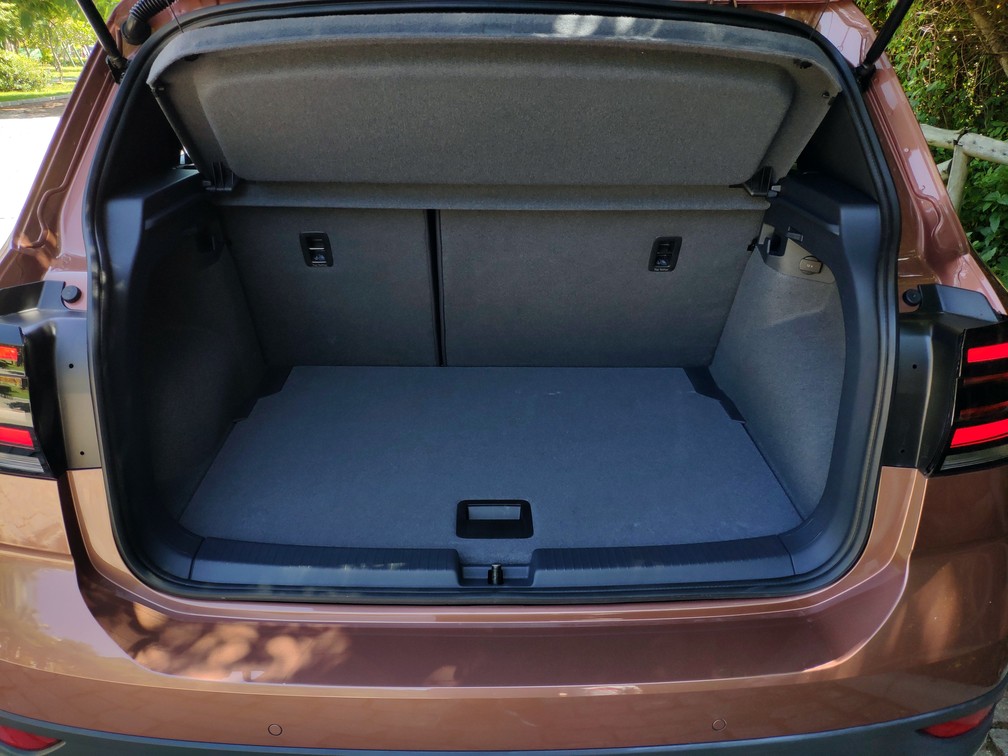 Porta-malas de 373 litros do Volkswagen T-Cross — Foto: André Paixão/G1