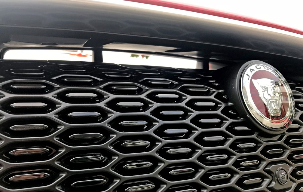 Grade do Jaguar I-Pace é fechada, mas tem abertura na parte superior para passagem de ar — Foto: André Paixão/G1