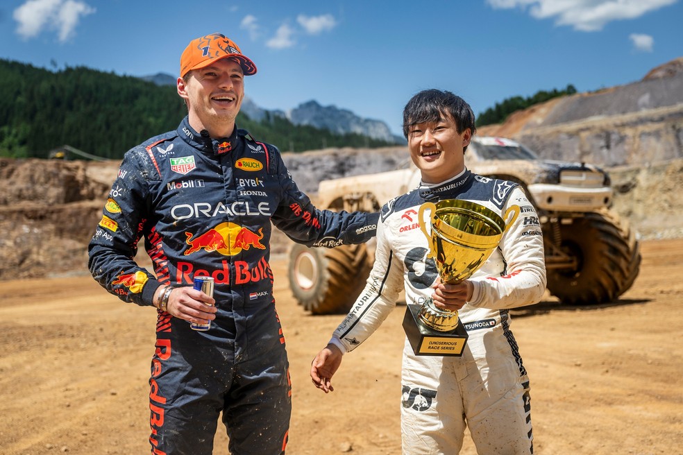 Max Verstappen entrega o trofúe de vencedor a  Yuki Tsunoda no corrida de picape monstro — Foto: Divulgação