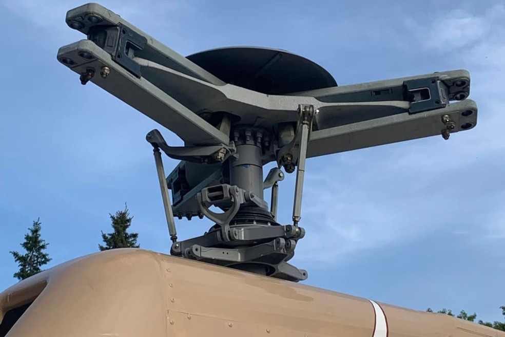Hélice foi instalada recentemente em Volkswagen Kombi Corujinha que passou por fusão com helicóptero — Foto: Reprodução/Instagram @chuckteschke