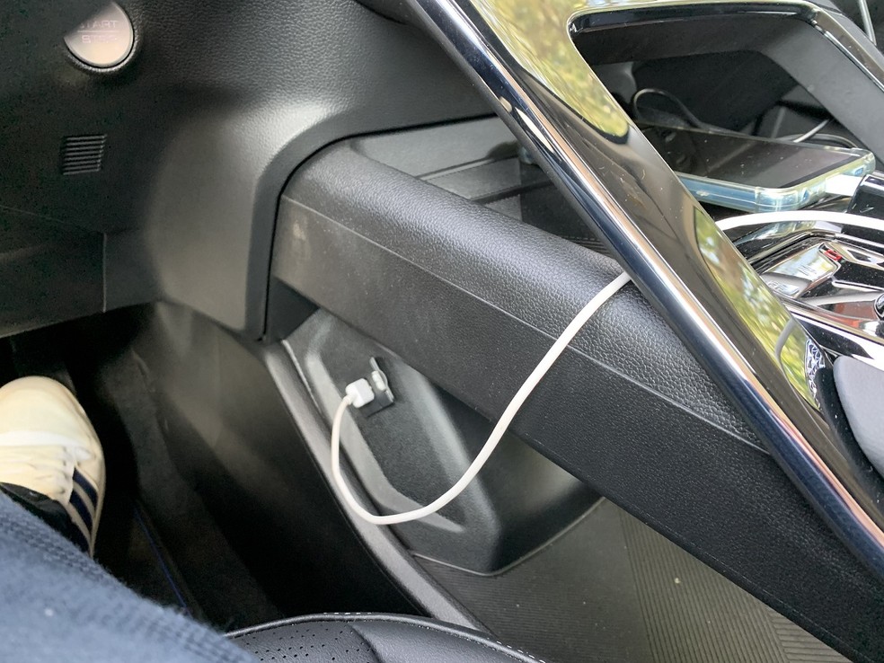 Posição da tomada USB (do tipo A) é bastante incômoda: junto à perna direita do motorista — Foto: Ulisses Cavalcante