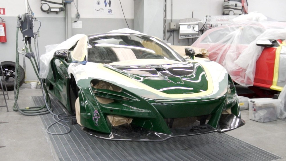 McLaren 720S sendo preparada para mudar de cor — Foto: Demetrios Cardozo/Auto News Brasil