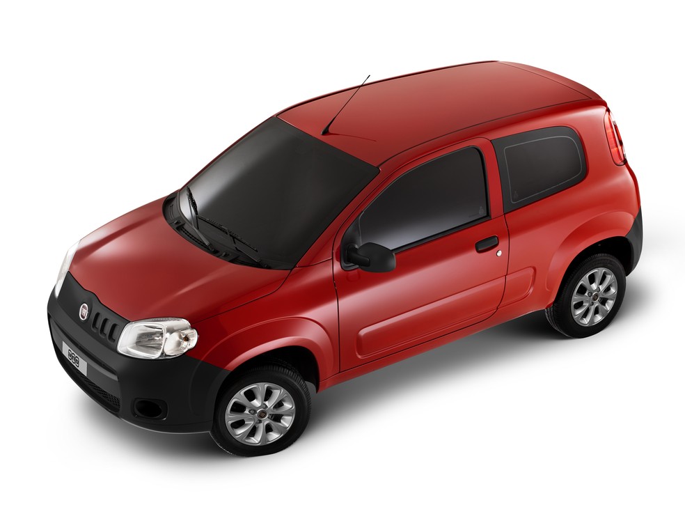 Até a década passada, versões de entrada, como o Fiat Uno Vivace tinham para-choque, maçanetas e retrovisores de plástico preto — Foto: Divulgação