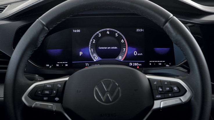 Volkswagen Taos Comfortline - O cluster digital é bem simples 