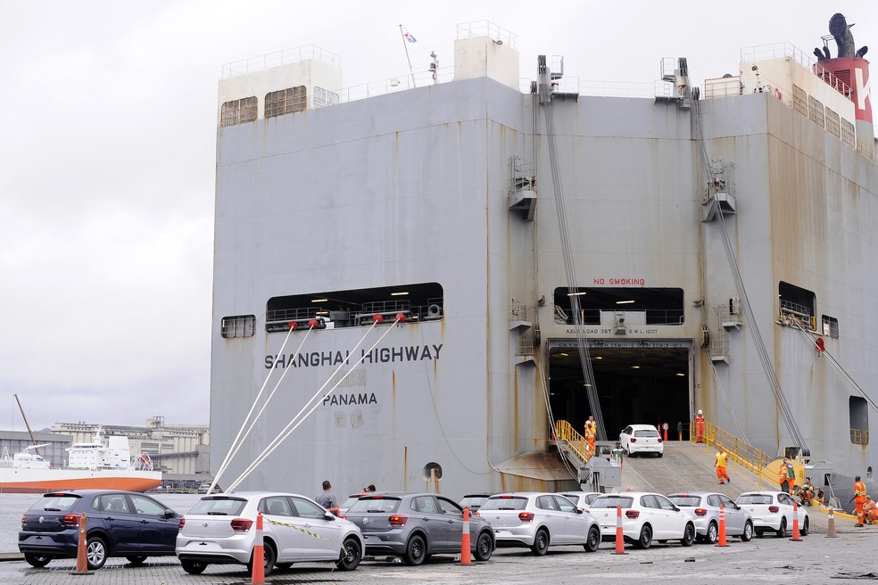 Embarque de veículos brasileiros para exportação — Foto: Divulgação