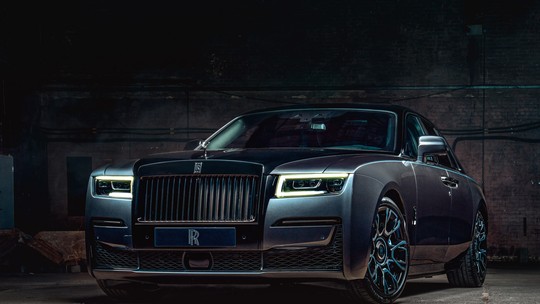 Rolls-Royce Ghost Black Badge tem a pintura preta mais escura do mundo e custa mais de R$ 2 milhões