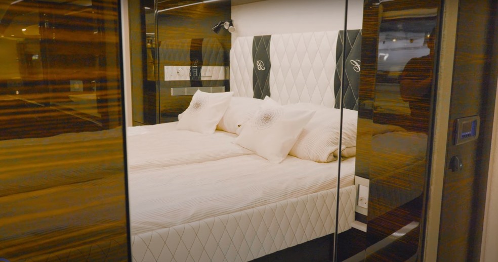 Motorhome tem apenas um quarto como uma cama de casal, que fica na parte dos fundos  — Foto: Divulgação 