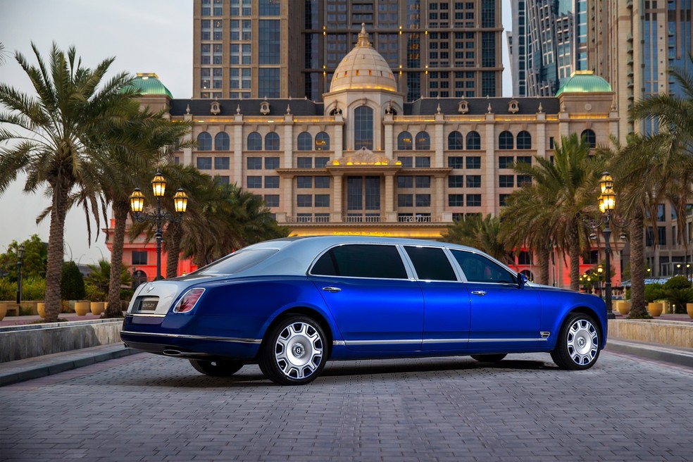 Bentley Mulsanne Grand Limousine tem carroceria alongada em um metro e é 8 cm mais alto — Foto: Divulgação