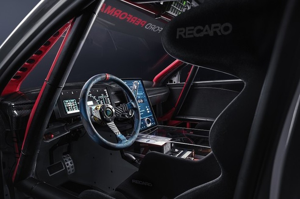 O interior foi modificado com gaiola de proteção e volante de corrida, mas a tela gigante do multimídia foi mantida (Foto: Divulgação) — Foto: Auto Esporte