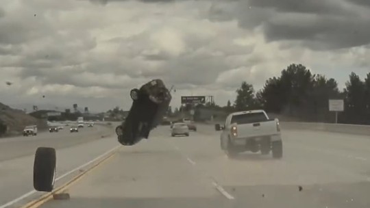 Vídeo: Kia Soul "voa" mais de quatro metros ao ser atingido por roda que se soltou de picape