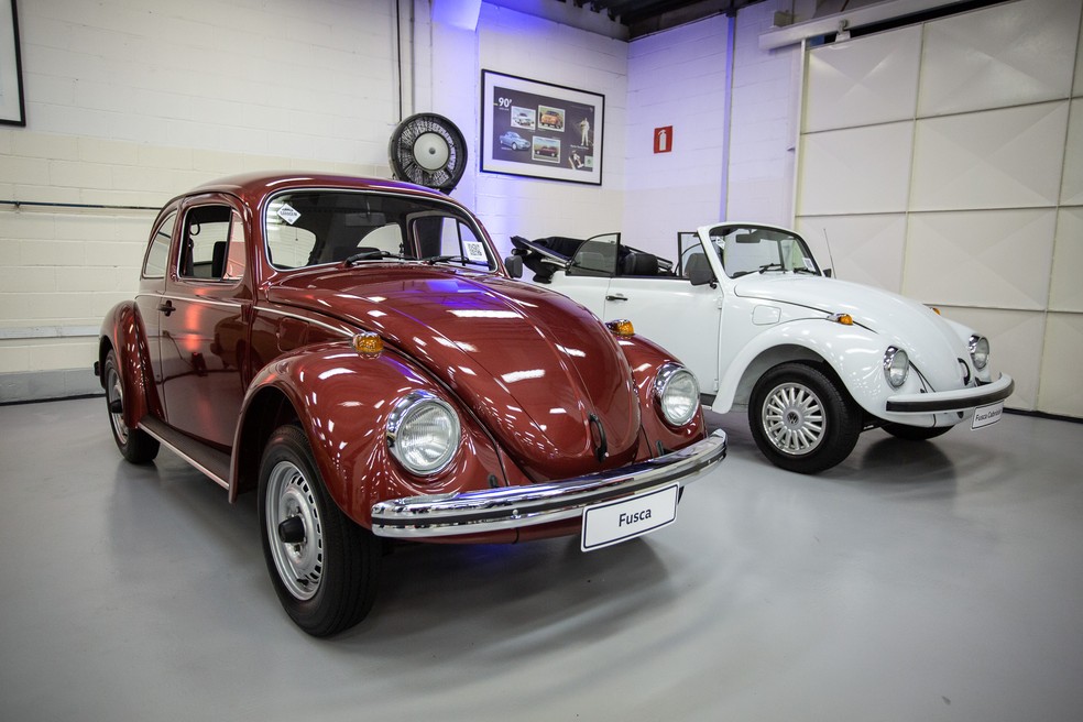 Fusca 1986 (esq.) e conversível de 1993, expostos noa garagem de clássicos da Volkswagen — Foto: Fábio Tito/G1