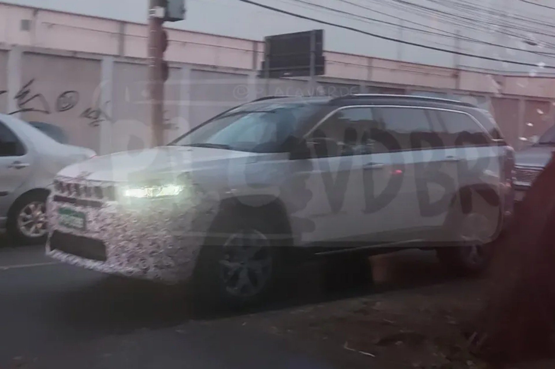 Flagra: novo Jeep Commander terá sistema híbrido diferente do Fiat Pulse