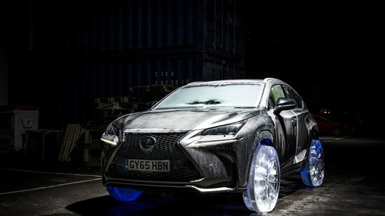 Ação de marketing congela carro da Lexus