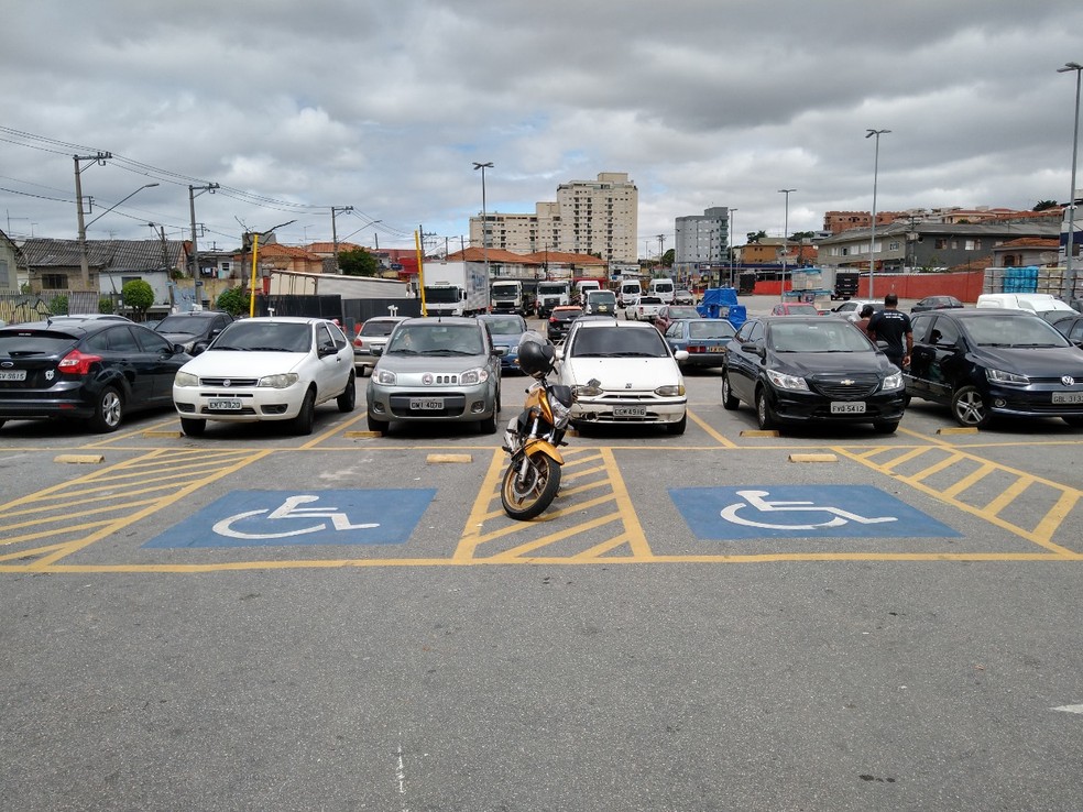 Vaga de estacionamento voltada ao público PCD — Foto: Ulisses Cavalcante/Auto News Brasil