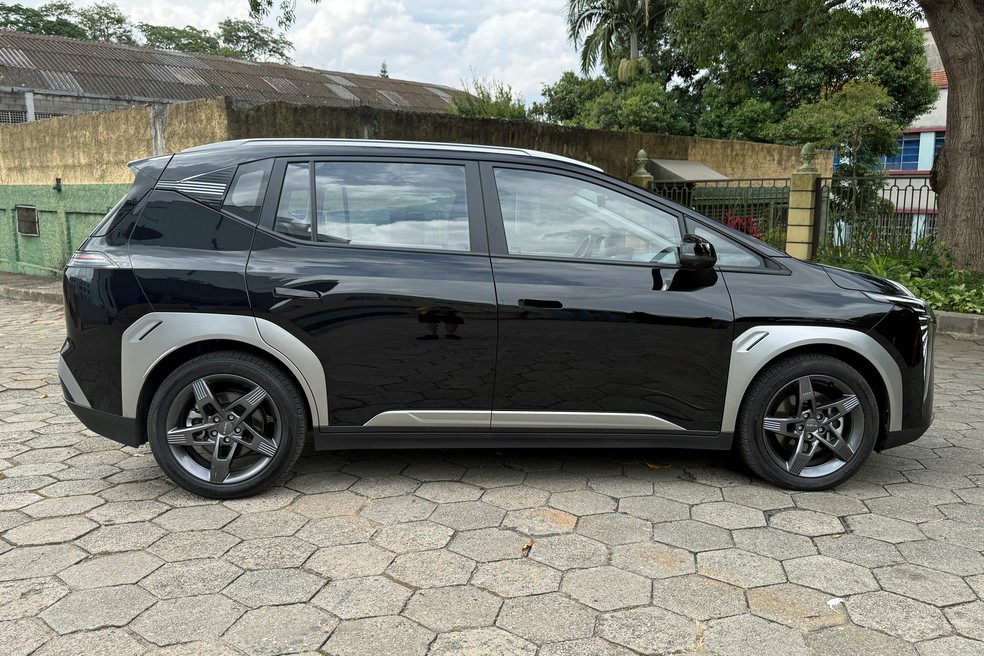 Grande área envidraçada dá ao GAC Aion Y boa visão — Foto: André Paixão/Auto News Brasil