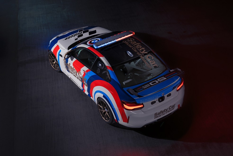 BMW M2 CS MotoGP Safety Car tem pintura especial para comemorar os 50 anos da divisão esportiva Motorsport — Foto: Divulgação