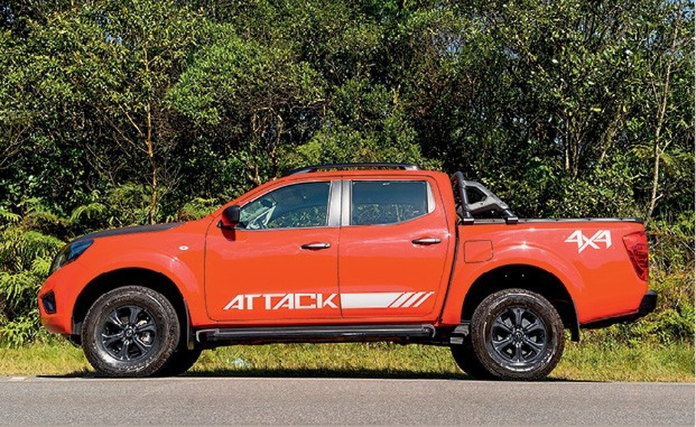 Nissan Frontier Attack traz adesivos característicos (Foto: Marcelo Bruzzi)