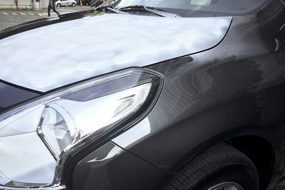 Mesmo após a aplicação de pouco mais de três camadas do produto, a tinta branca ficou um pouco manchada no capô do Nissan Versa