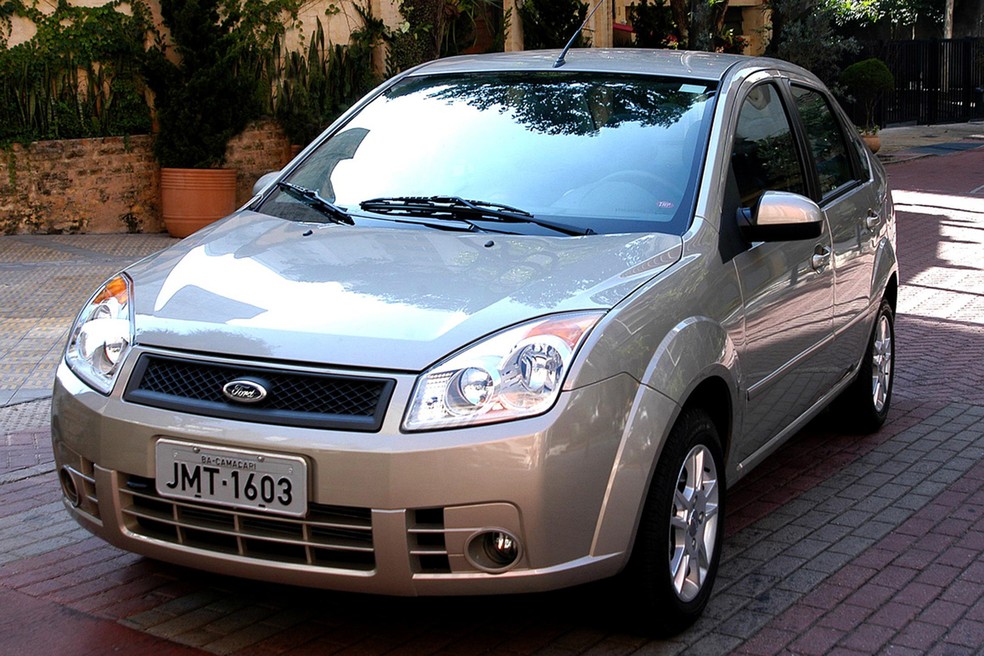 Versão reestilizada do Ford Fiesta Sedan a partir de 2008 tinha linhas mais quadradas — Foto: Divulgação