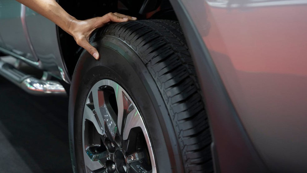 Dirigir com pneus calibrados da forma correta aumenta a segurança dos passageiros  — Foto: Getty