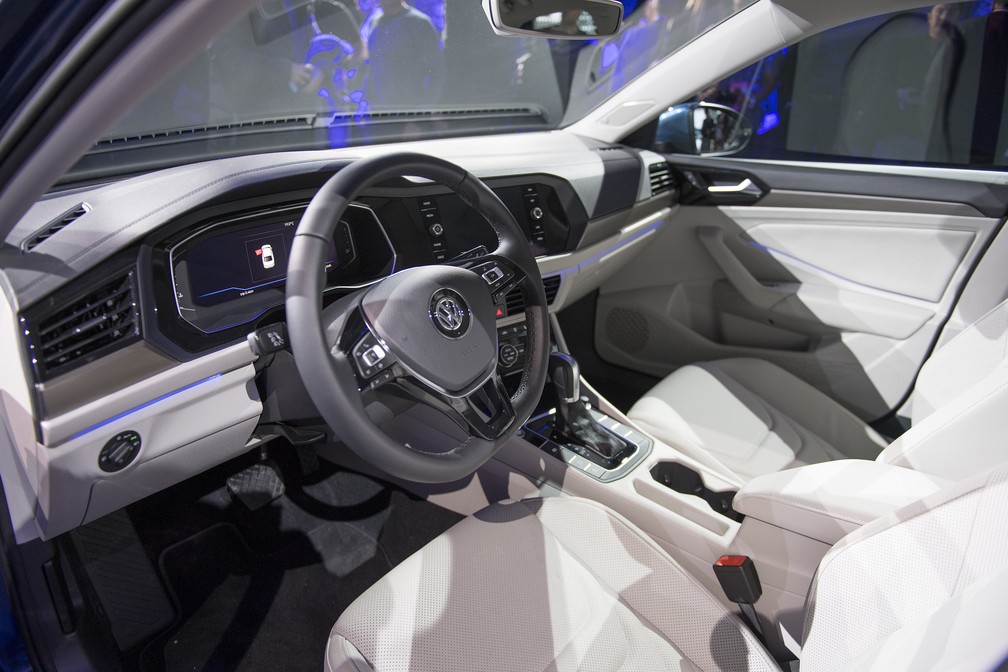 Interior do novo Volkswagen Jetta — Foto: Jim Watson/AFP