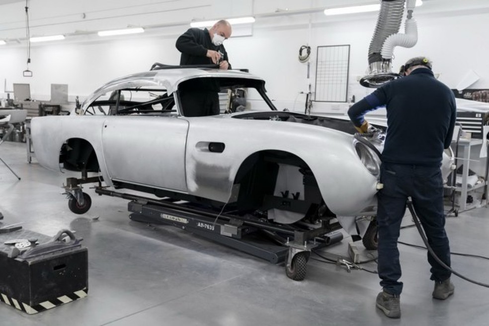 Aston Martin DB5 Goldfinger sendo produzido (Foto: Divulgação) — Foto: Auto Esporte