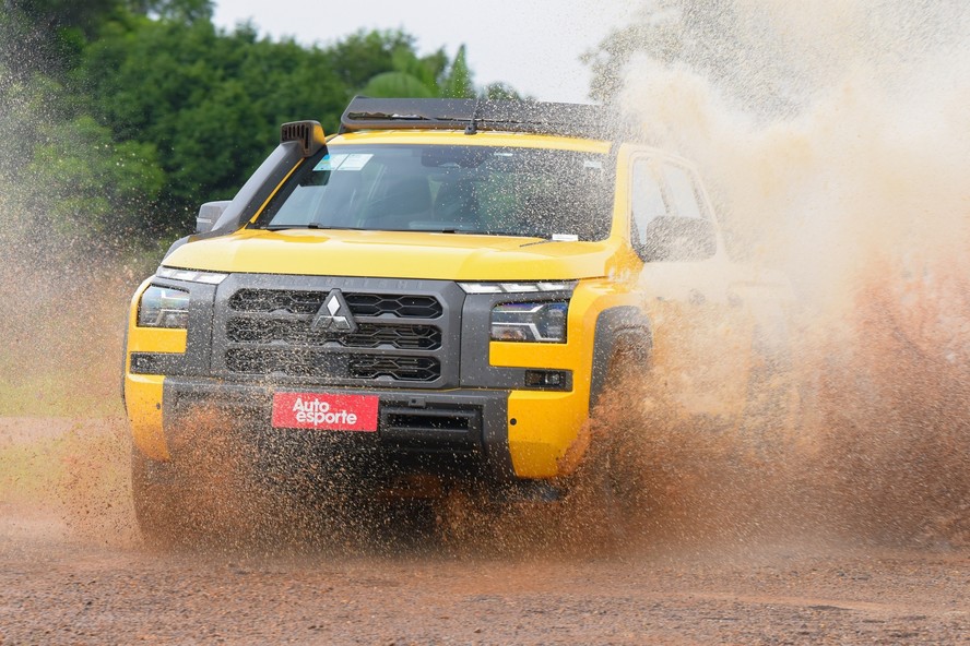 Nova Mitsubishi Triton Savana no meio da Transamazônica