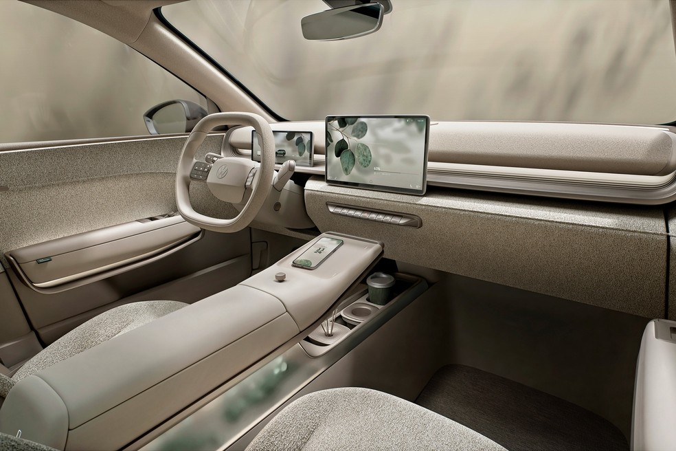 Volkswagen ID.Cross tem painel com revestimento em tecido e multimídia de 13 polegadas — Foto: Divulgação