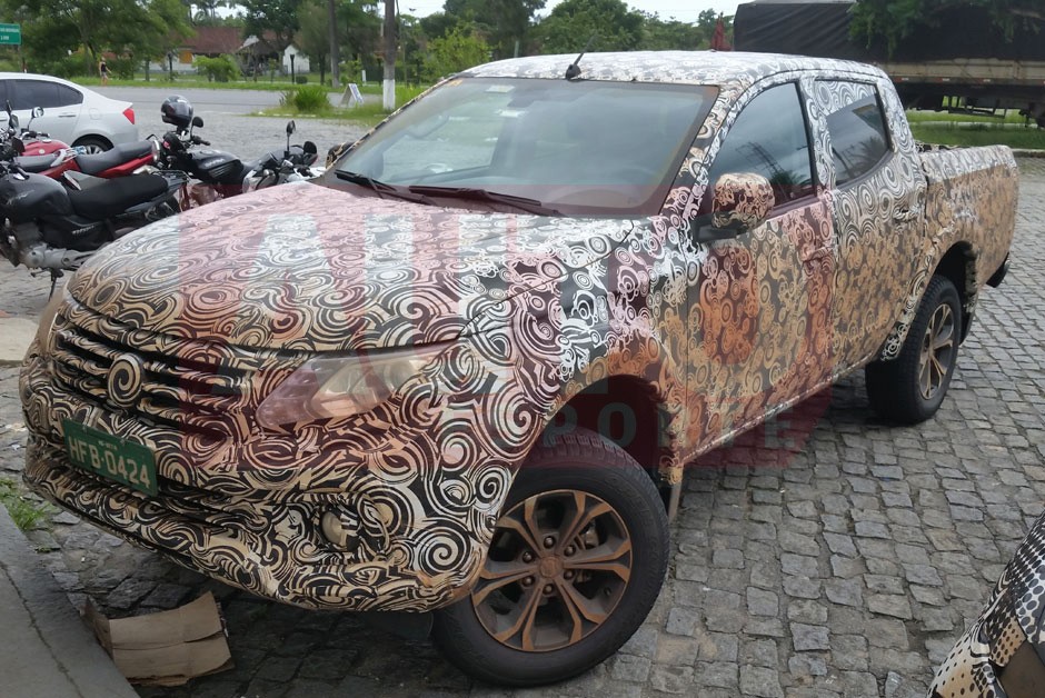 Picape Fiat Fullback, produzida em parceria com a Mitsubishi e derivada da L200, em testes em Paraty (RJ)