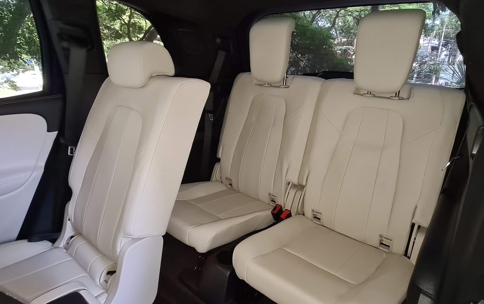 Acesso ao banco traseiro é ruim, e o espaço é bom para apenas duas crianças — como na maioria dos SUVs de sete lugares — Foto: Rodrigo Ribeiro/Auto News Brasil