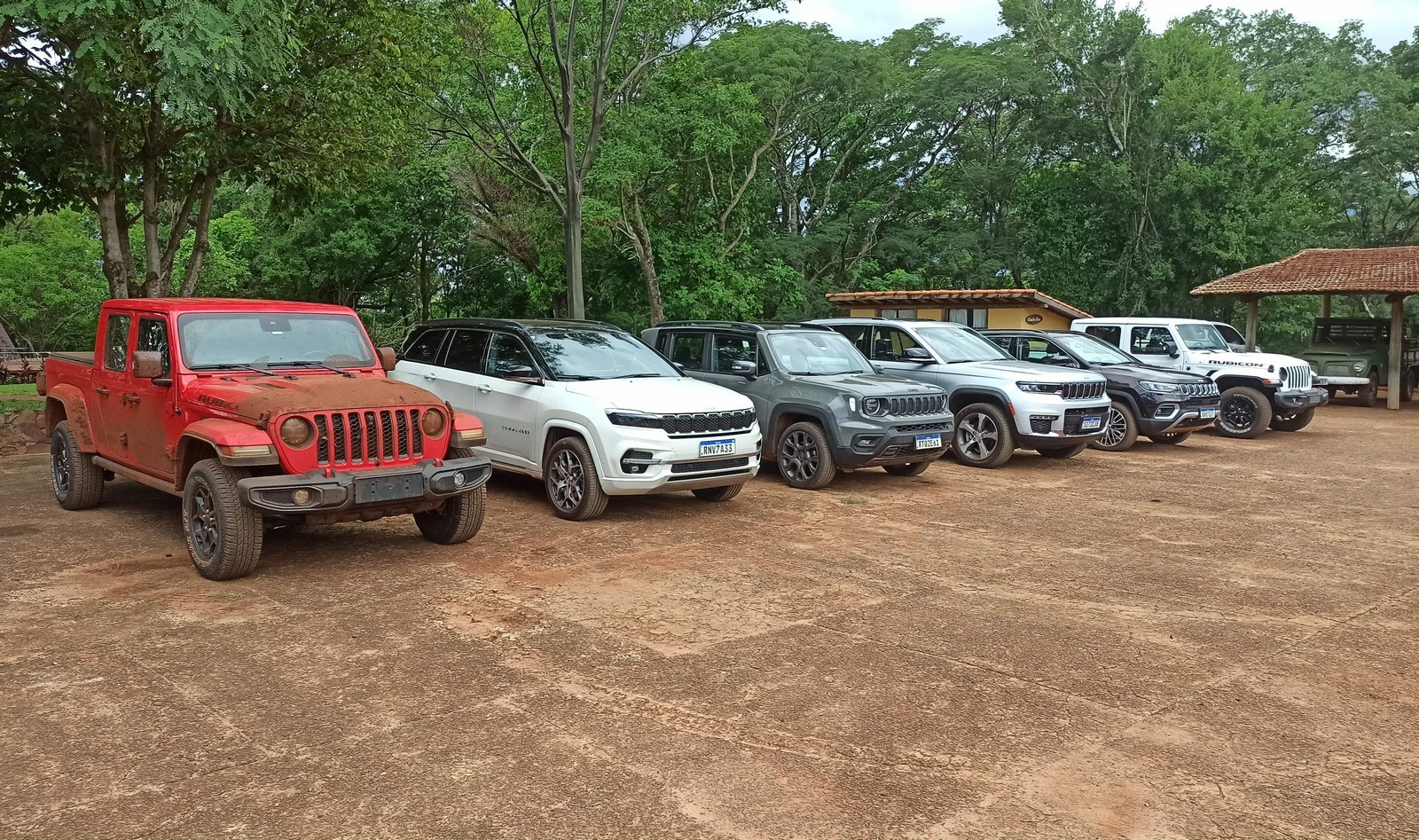 Jeep coloca carros novos e clássicos na terra para provar que perdeu a vergonha de seu passado