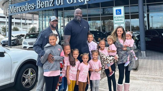 Shaquille O'Neal doa van da Mercedes com 16 lugares para família com nove filhos