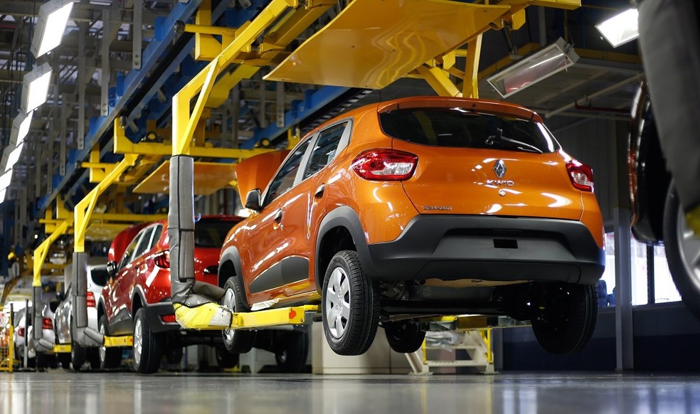 Algumas montadoras, como a Renault, precisaram interromper a linha de produção pela falta de semicondutores — Foto: Divulgação