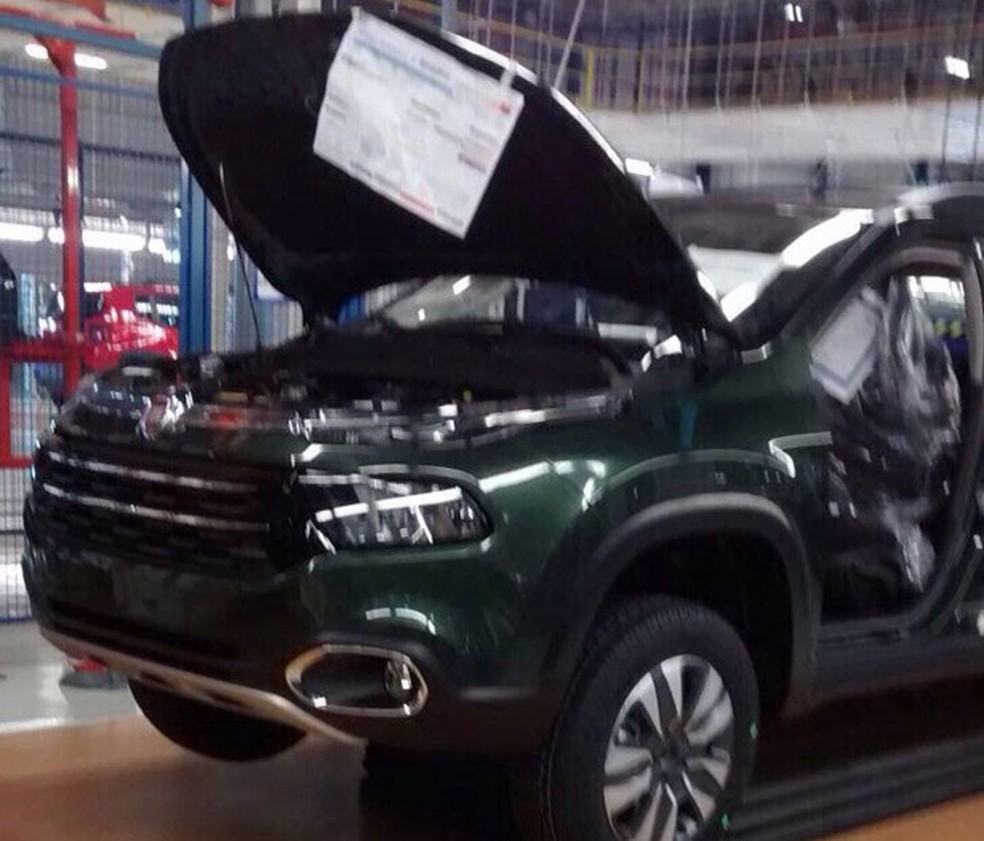 Picape Fiat é flahrada dentro da linha de produção (Foto: Reprodução Whatsapp) — Foto: Auto Esporte